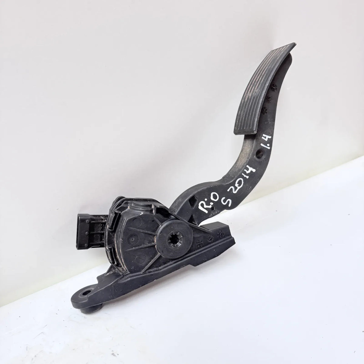 PEDAL ACELERADOR Kia RIO 5 2014 - 1.4 4x2 Bencina Mecánico