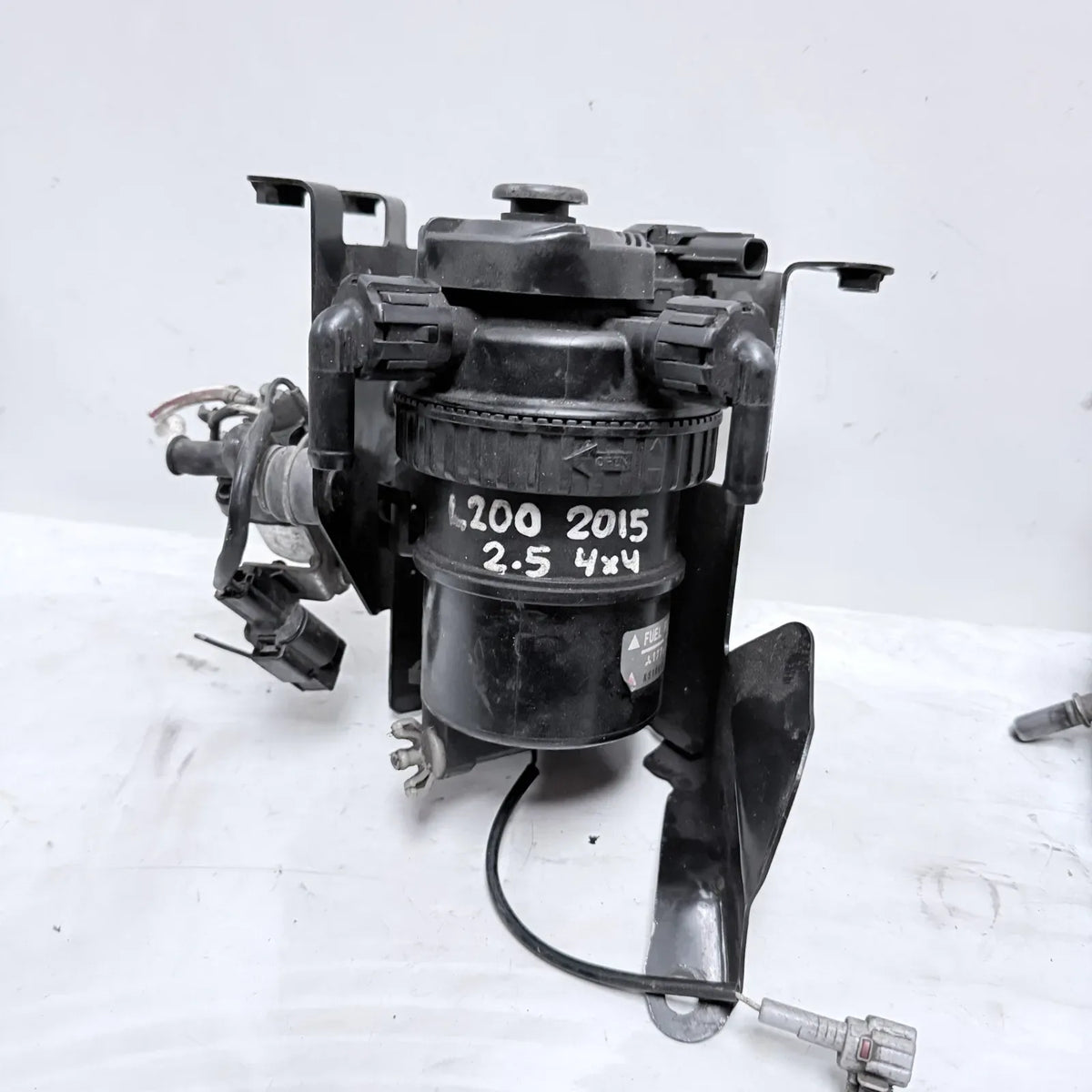 PORTAFILTRO DE COMBUSTIBLE Mitsubishi L200 2015 - 2.5 4x4 Diesel Mecánico