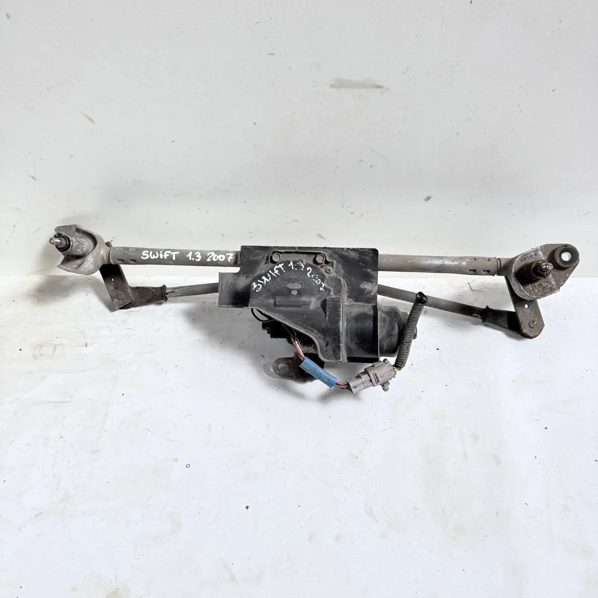 MOTOR LIMPIAPARABRISAS CON ARTICULACION Suzuki Swift 2007 - 1.3 4x2 Bencina Mecánico
