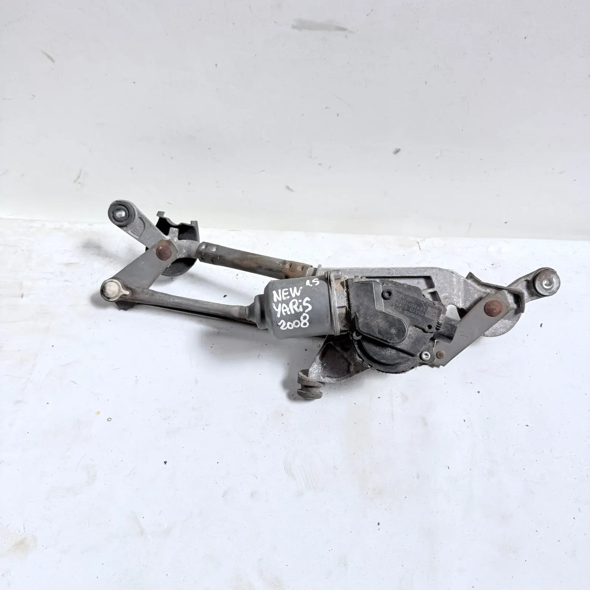 MOTOR LIMPIAPARABRISAS CON ARTICULACION Toyota New Yaris 2008 - 1.5 4x2 Bencina Mecánico