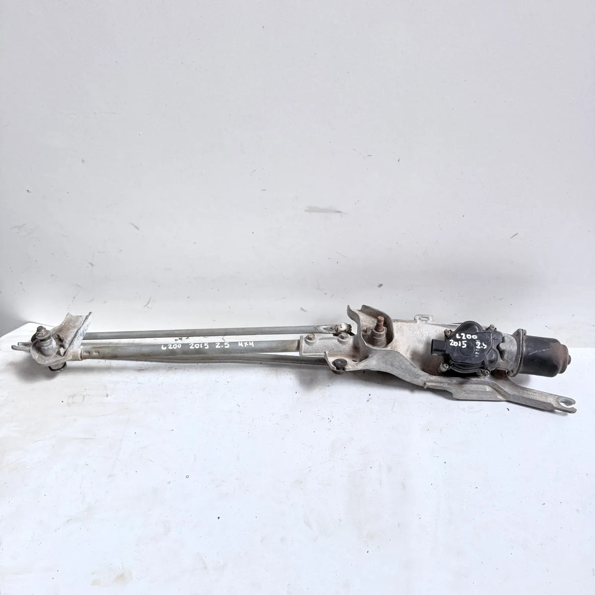 MOTOR LIMPIAPARABRISAS CON ARTICULACION Mitsubishi L200 2015 - 2.5 4x2 Diesel Mecánico