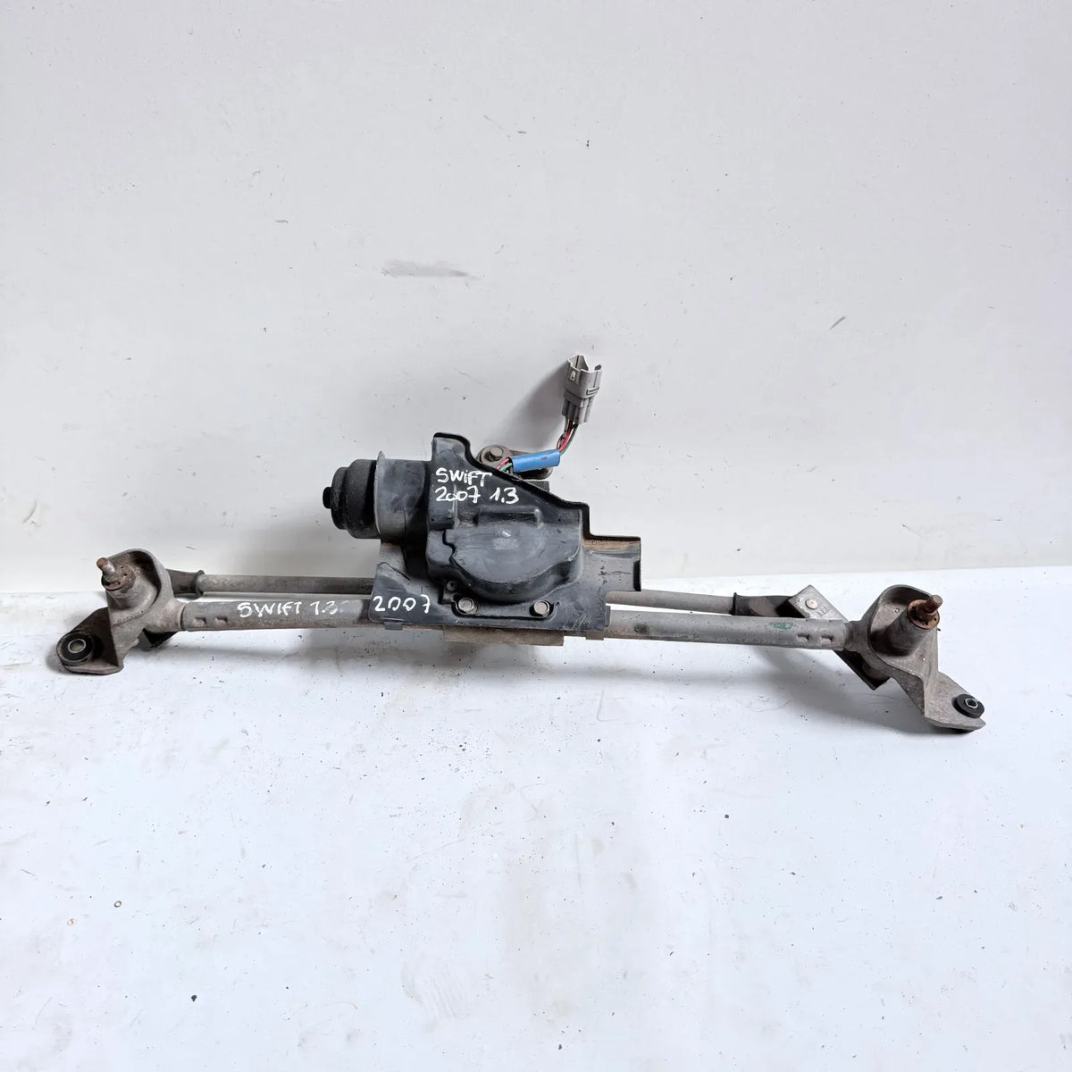 MOTOR LIMPIAPARABRISAS CON ARTICULACION Suzuki Swift 2007 - 1.3 4x2 Bencina Mecánico