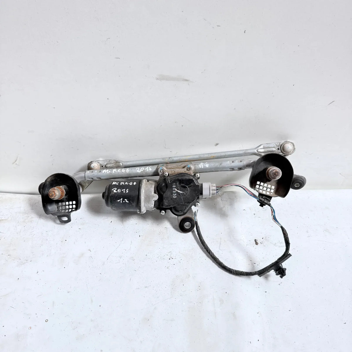 MOTOR LIMPIAPARABRISAS CON ARTICULACION Mitsubishi MIRAGE 2015 - 1.2 4x2 Bencina Mecánico