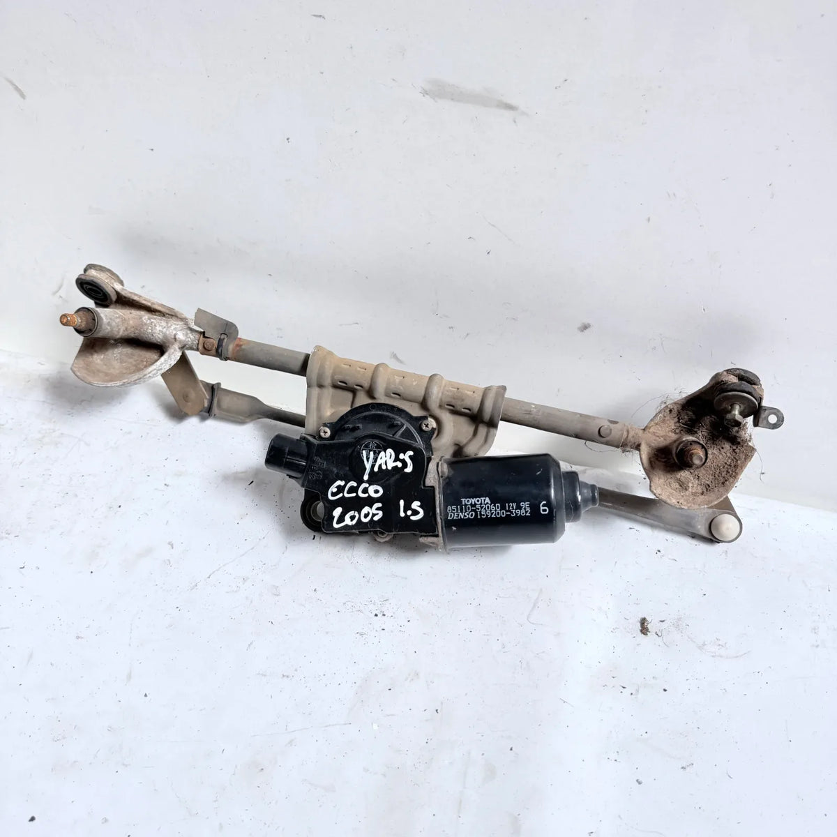 MOTOR LIMPIAPARABRISAS CON ARTICULACION Toyota Yaris Ecco 2005 - 1.5 4x2 Bencina Mecánico