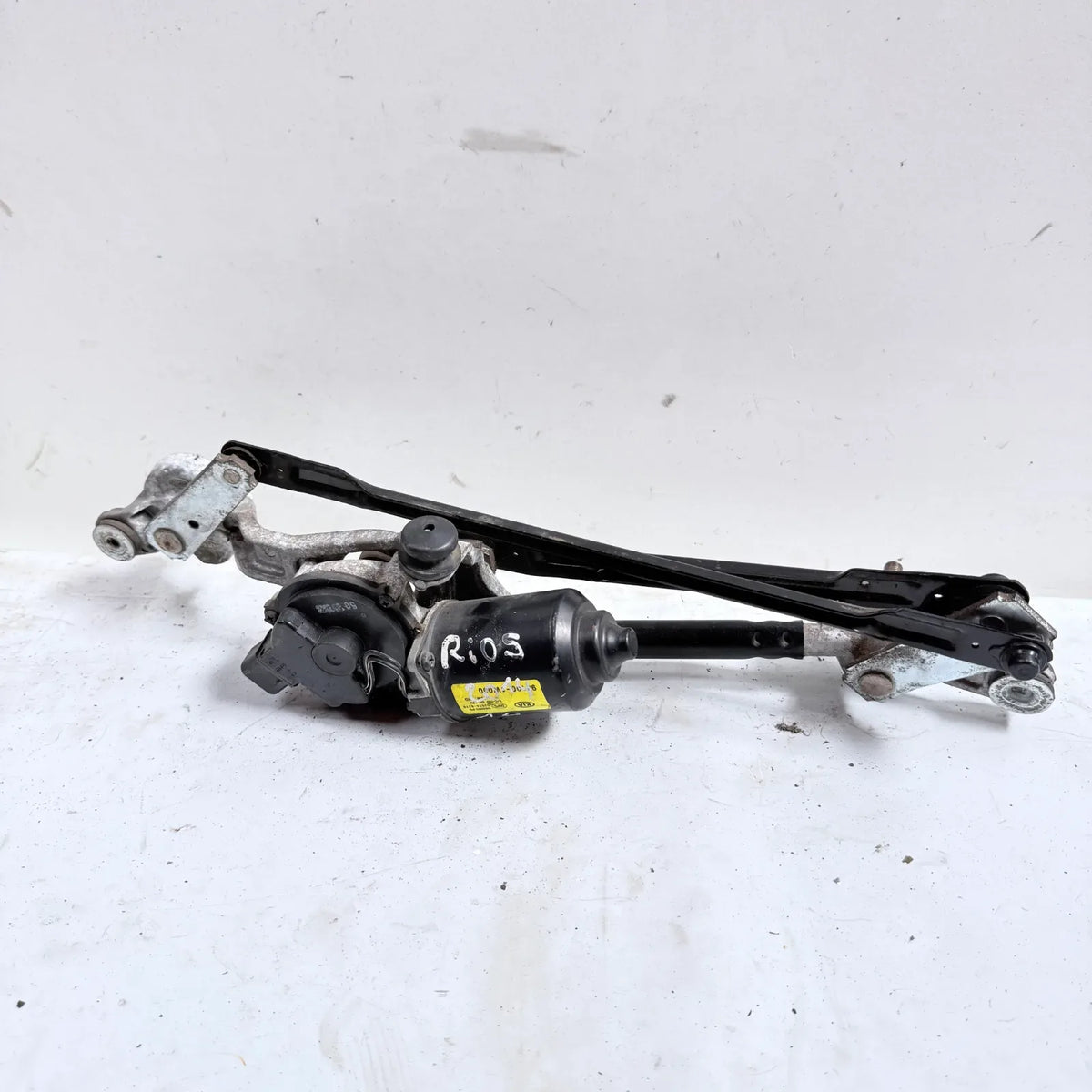 MOTOR LIMPIAPARABRISAS CON ARTICULACION Kia RIO 5 2014 - 1.4 4x2 Bencina Mecánico