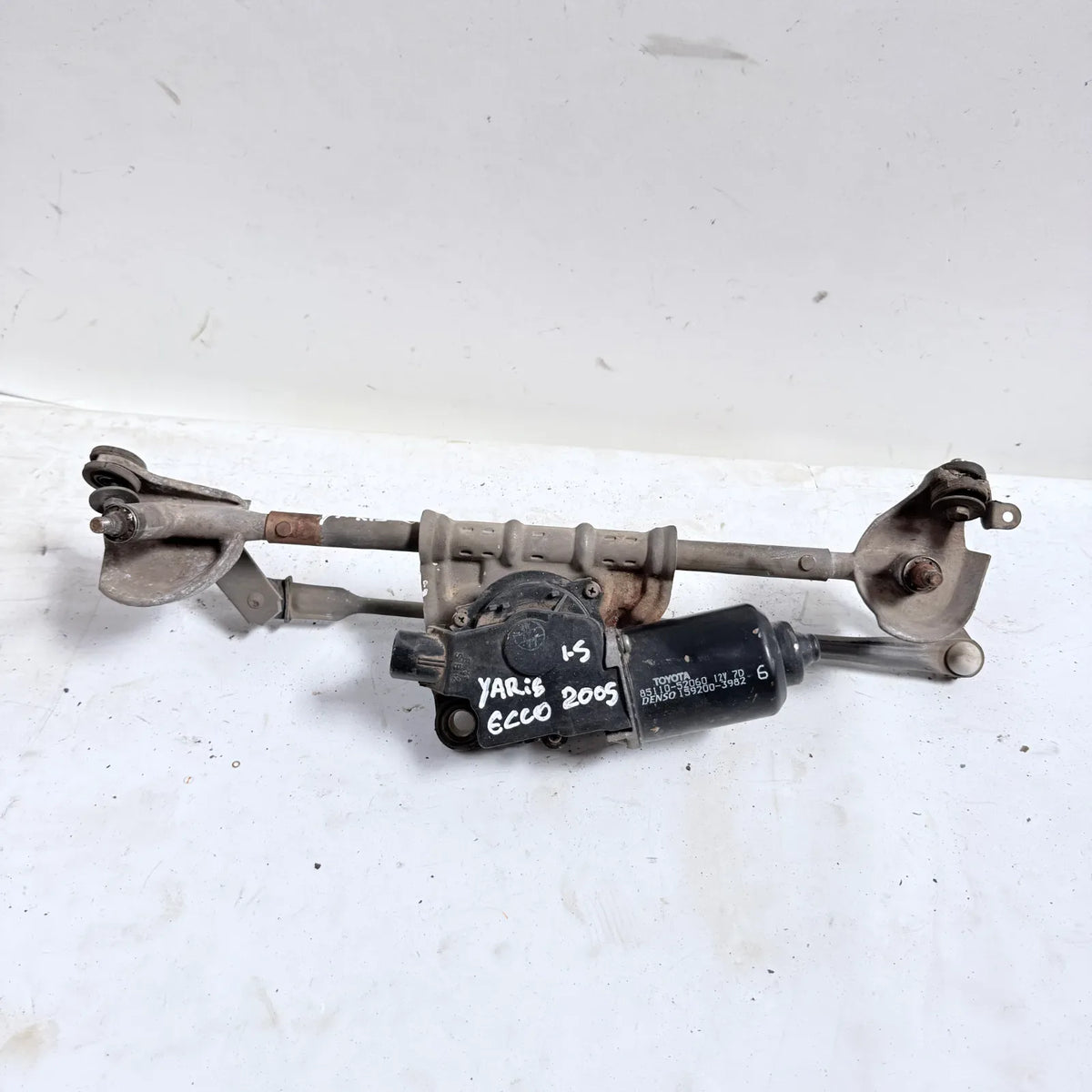 MOTOR LIMPIAPARABRISAS CON ARTICULACION Toyota Yaris 2005 - 1.5 4x2 Bencina Mecánico