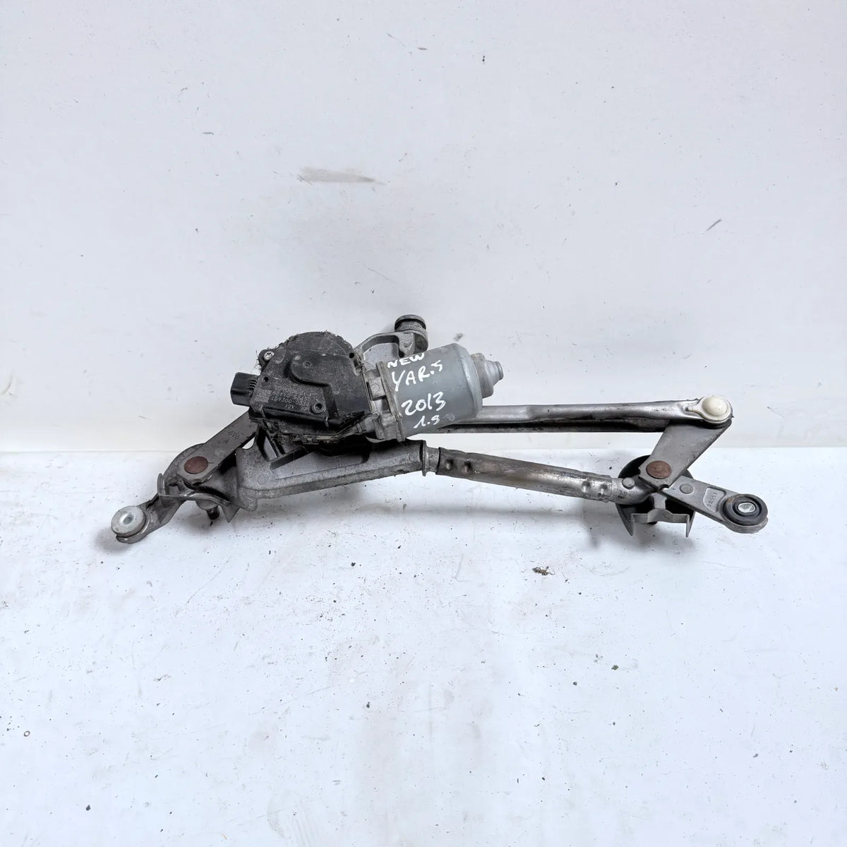 MOTOR LIMPIAPARABRISAS CON ARTICULACION Toyota New Yaris 2013 - 1.5 4x2 Bencina Mecánico