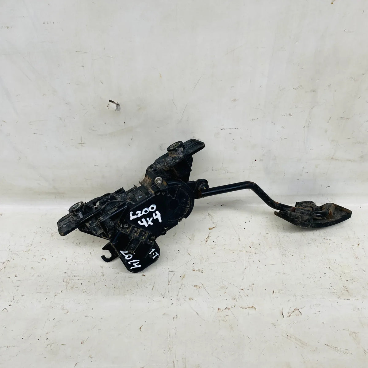 PEDAL ACELERADOR Mitsubishi L200 2014 - 2.5 4x4 Diesel Mecánico