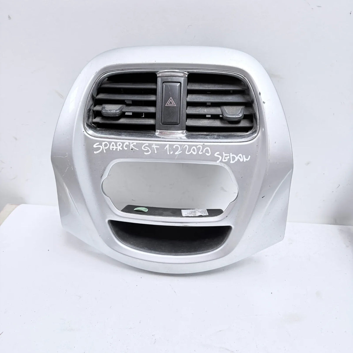 BISEL CON DIFUSOR DE AIRE Chevrolet Spark GT 2020 - 1.2 4x2 Bencina Mecánico
