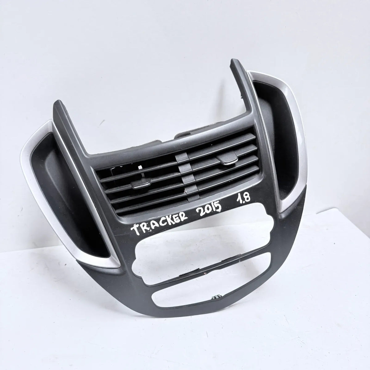BISEL CON DIFUSOR DE AIRE Chevrolet Tracker 2015 - 1.8 4x2 Bencina Mecánico