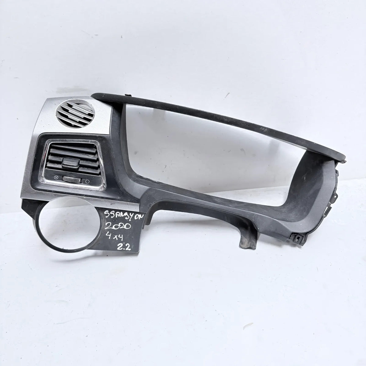 BISEL CON DIFUSOR DE AIRE Ssangyong Actyon 2020 - 2.2 4x4 Diesel Mecánico