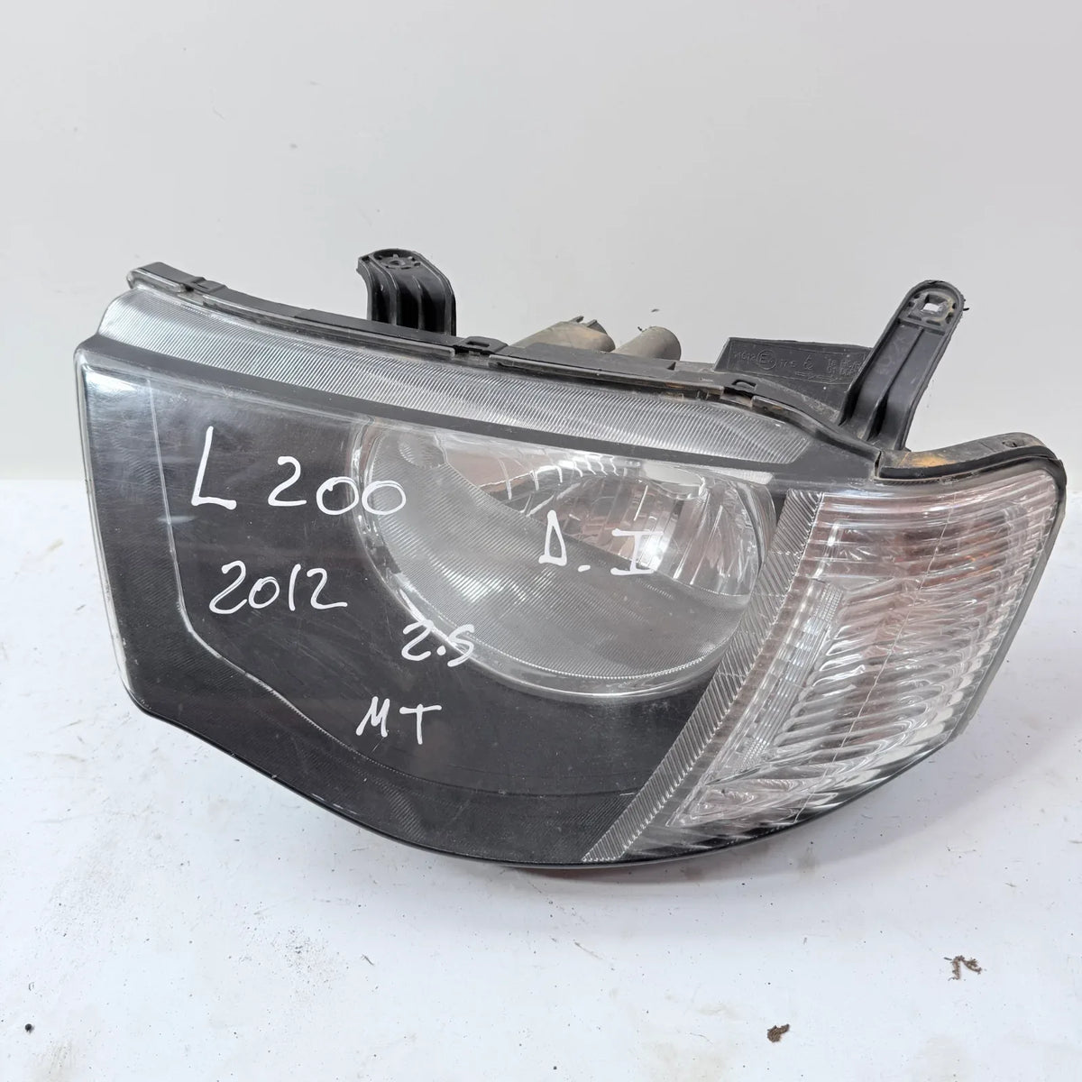 Optico Izquierdo Mitsubishi L200 2012 - 2.5 4x2 Diesel Mecánico