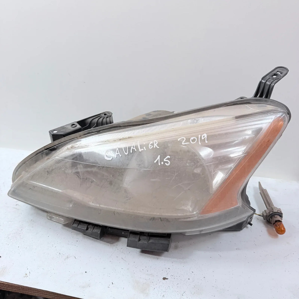 Optico Izquierdo Chevrolet CAVALIER 2019 - 1.5 4x2 Bencina Mecánico