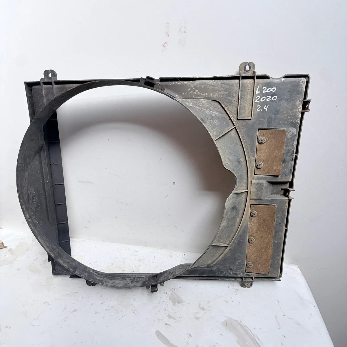CAMPANA RADIADOR Mitsubishi L200 2020 - 2.4 4x2 Diesel Mecánico