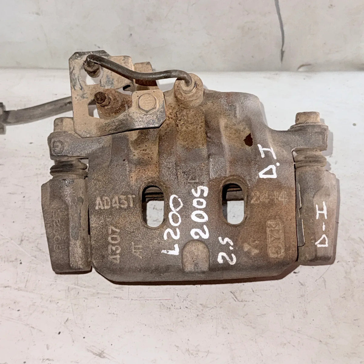 CALIPER DEL-IZQ Mitsubishi L200 2005 - 2.5 4x2 Diesel Mecánico