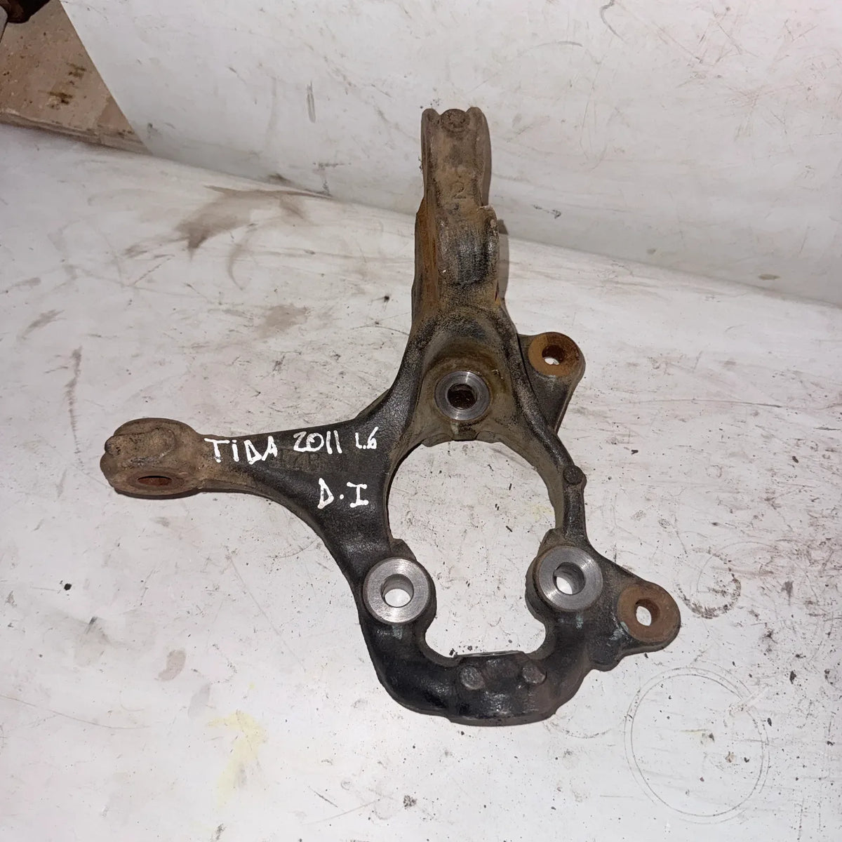 MUÑON DEL-IZQ Nissan Tiida 2011 - 1.6 4x2 Bencina Mecánico