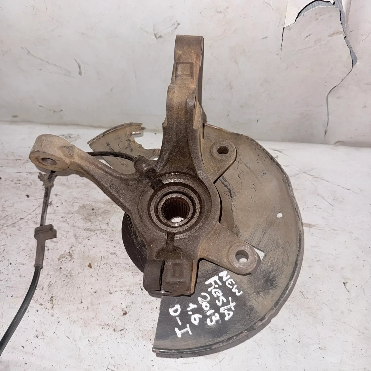 MUÑON DEL-IZQ Ford Fiesta 2013 - 1.6 4x2 Bencina Mecánico