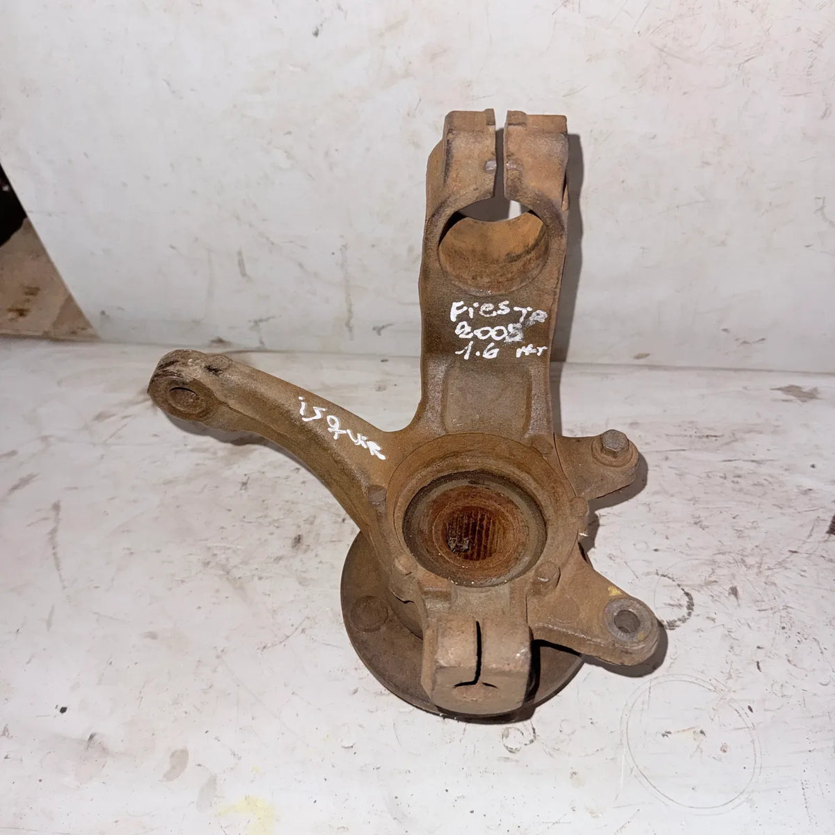 MUÑON DEL-IZQ Ford Fiesta 2005 - 1.6 4x2 Bencina Mecánico