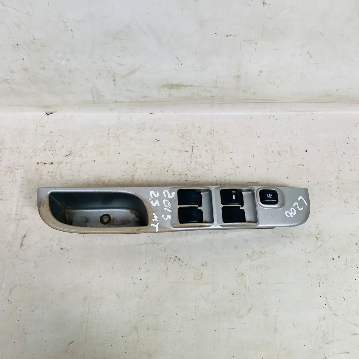 BOTONERA CHOFER Mitsubishi L200 2013 - 2.5 4x4 Bencina Mecánico