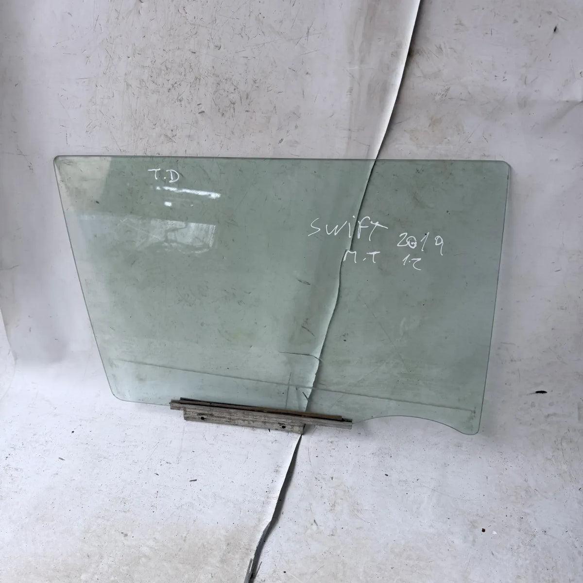 Vidrio puerta TRA-DER Suzuki Swift 2019 - 1.2 4x2 Bencina Mecánico