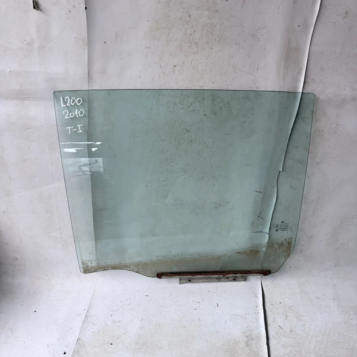 Vidrio puerta TRA-IZQ Mitsubishi L200 2010 - 4x2 Bencina Mecánico