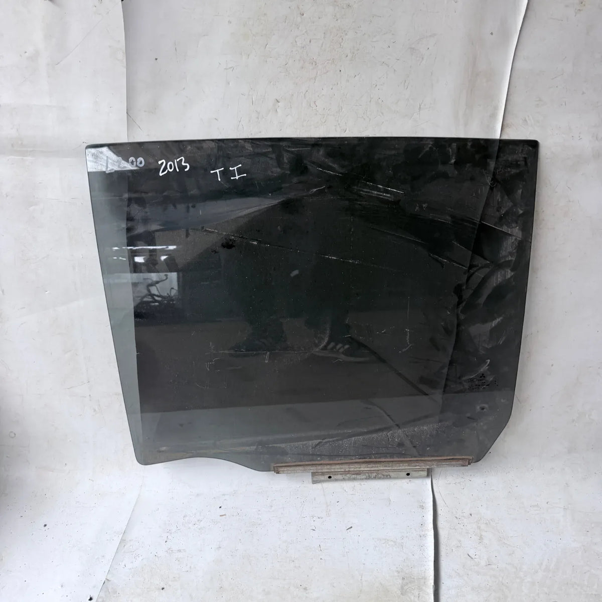Vidrio puerta TRA-IZQ Mitsubishi L200 2013 - 4x2 Bencina Mecánico