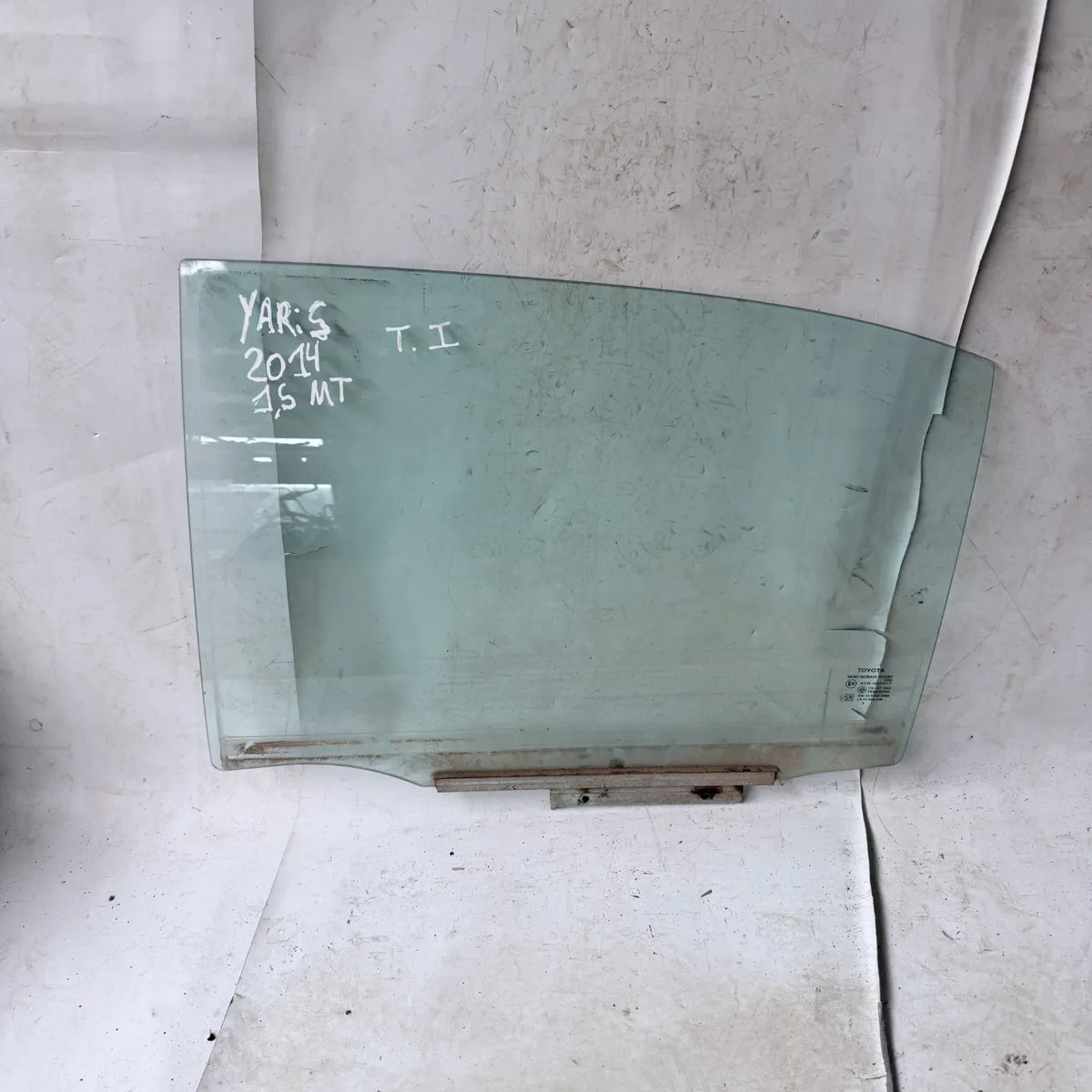 Vidrio puerta TRA-IZQ Toyota Yaris 2014 - 1.5 4x2 Bencina Mecánico