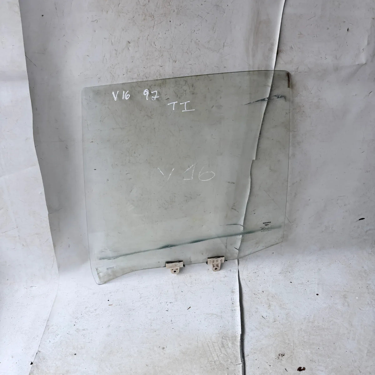 Vidrio puerta TRA-IZQ Nissan V16 1997 - 4x2 Bencina Mecánico