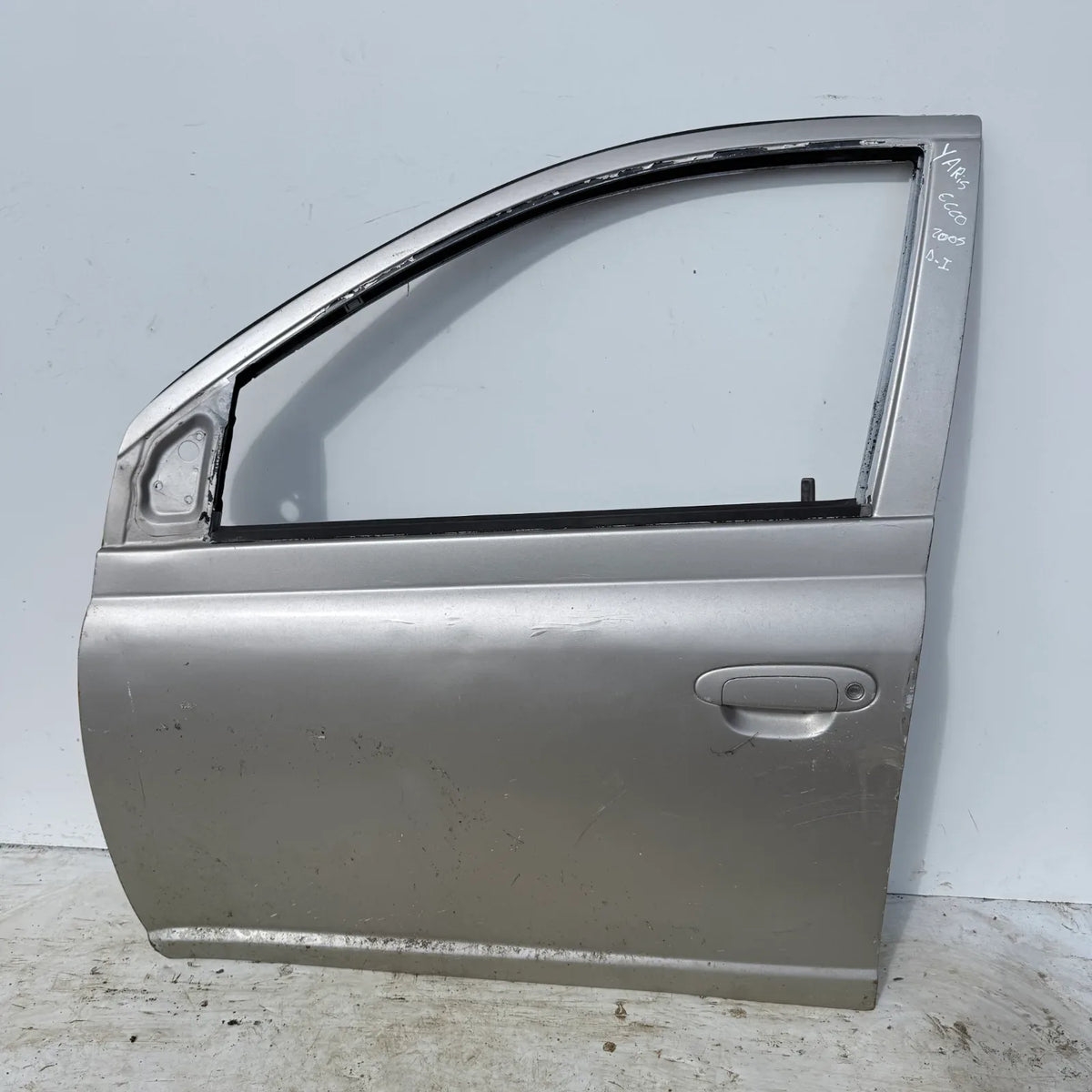 Puerta lata DELANTERA IZQUIERDA Toyota Yaris Ecco 2005 - 4x2 Bencina Mecánico