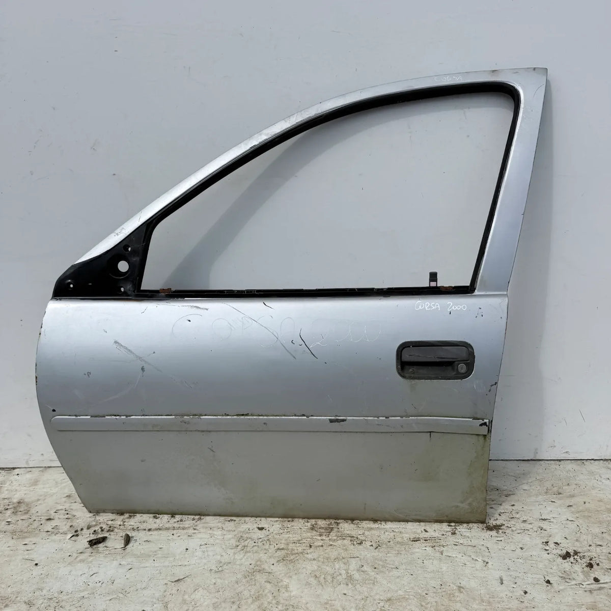 Puerta lata DELANTERA IZQUIERDA Chevrolet CORSA 2000 - 4x2 Bencina Mecánico