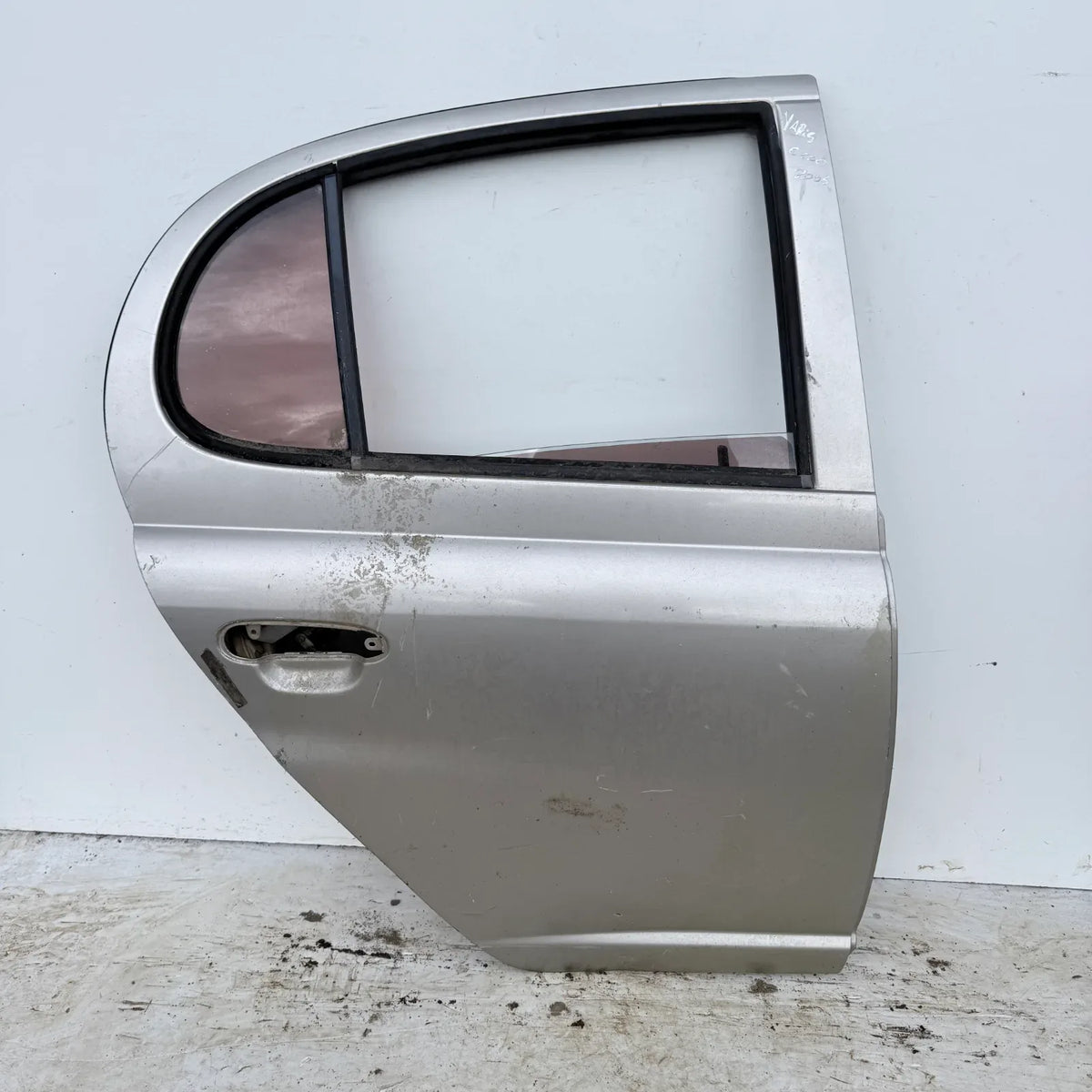 Puerta lata TRASERA DERECHA Toyota Yaris Ecco 2005 - 4x2 Bencina Mecánico