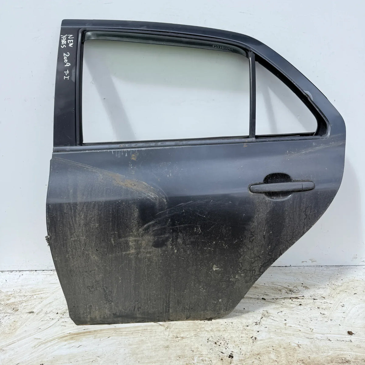 Puerta lata TRASERA IZQUIERDA Toyota New Yaris 2009 - 4x2 Bencina Mecánico