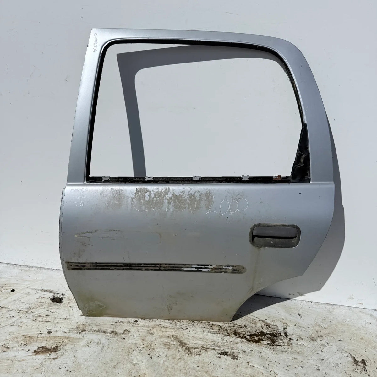 Puerta lata TRASERA IZQUIERDA Chevrolet CORSA 2000 - 4x2 Bencina Mecánico