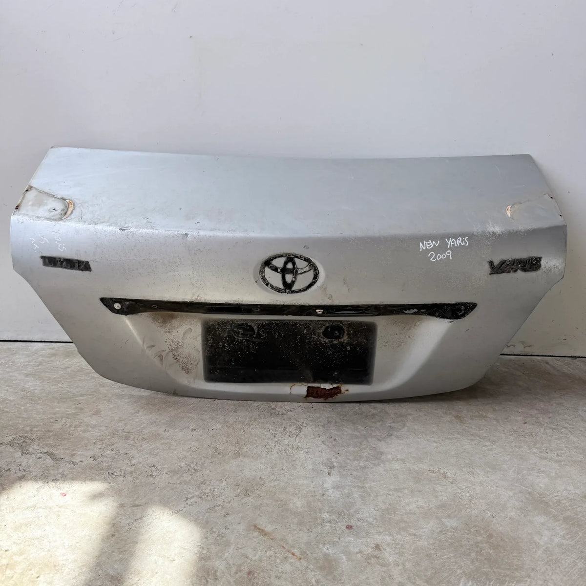 TAPA MALETA Toyota New Yaris 2009 - 4x2 Bencina Mecánico