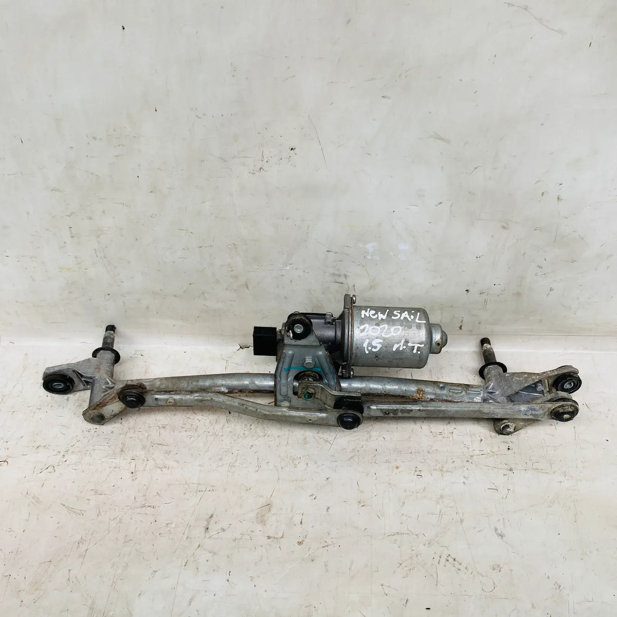 MOTOR LIMPIAPARABRISAS CON ARTICULACION Chevrolet NEW SAIL 2020 - 1.5 4x2 Bencina Mecánico