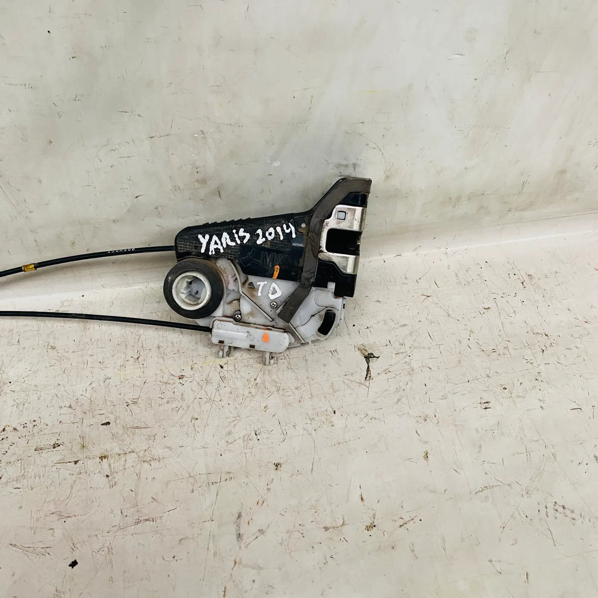 CERRADURA TRASERA DERECHA Toyota Yaris 2014 - 1.5 4x2 Bencina Mecánico