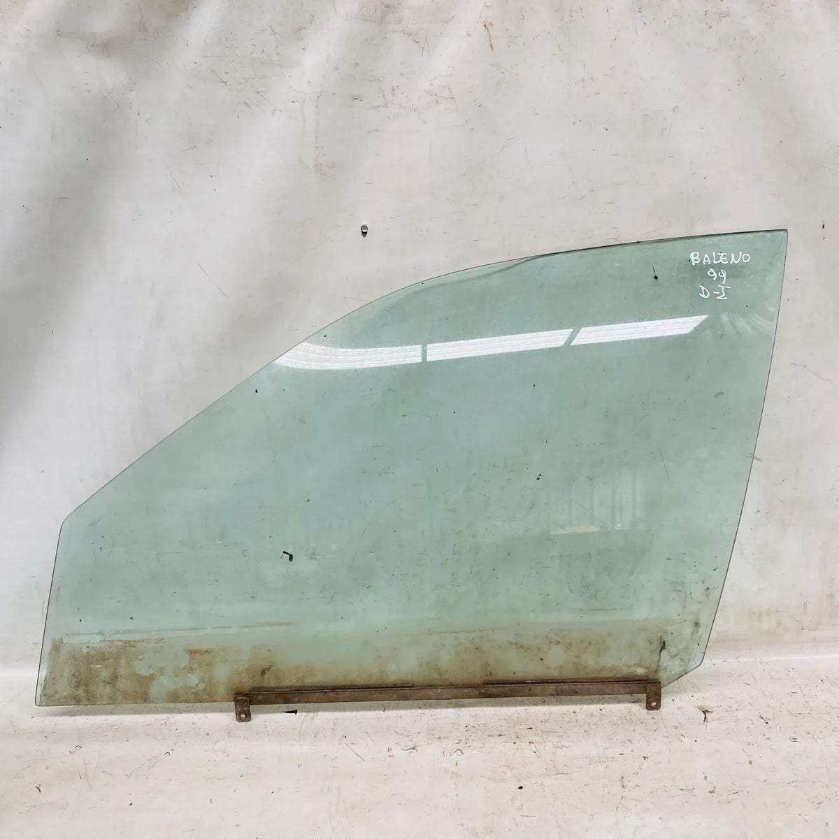 Vidrio puerta DEL-IZQ Suzuki Baleno 1999 - 1.6 4x2 Bencina Mecánico