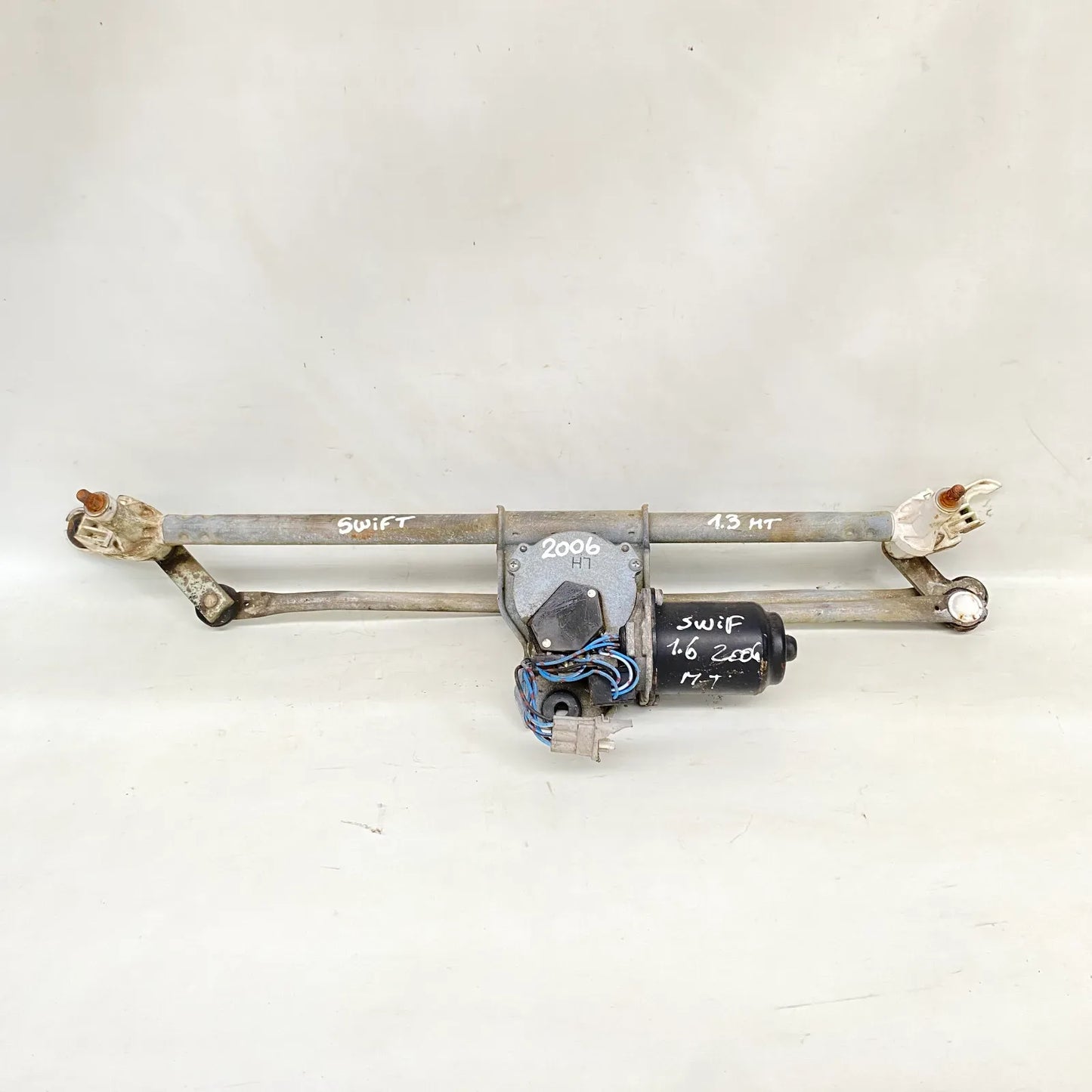 MOTOR LIMPIAPARABRISAS CON ARTICULACION Suzuki Swift 2006 - 1.3 4x2 Bencina Mecánico