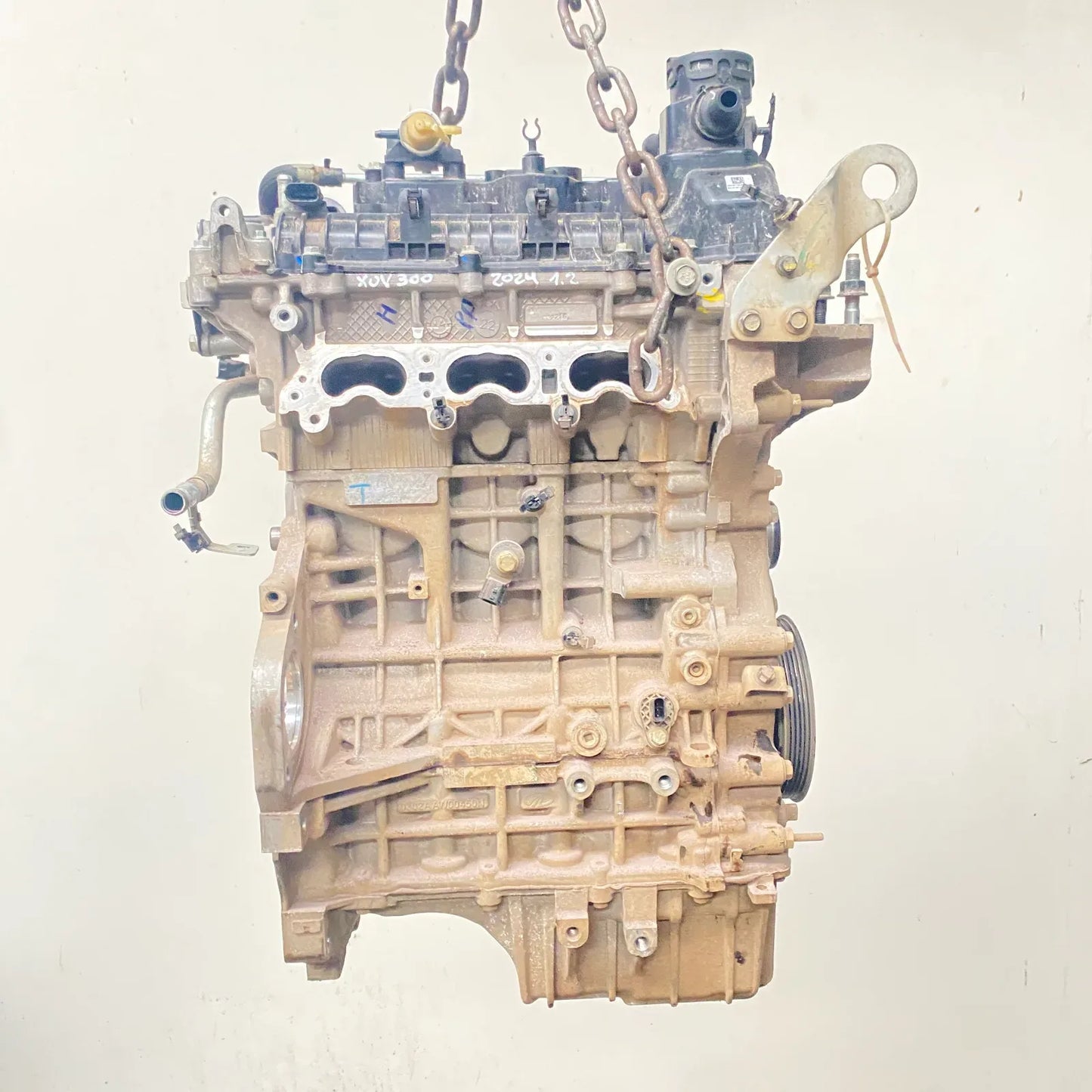 Motor Sin Accesorios Mahindra XUV300 2024 - 1.2 Bencina Mecánico