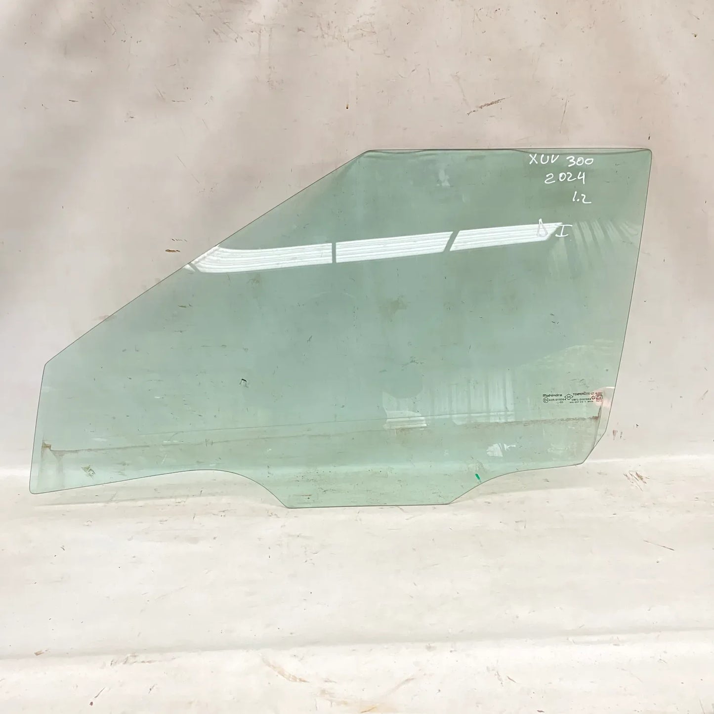 Vidrio puerta DEL-IZQ Mahindra XUV300 2024 - 1.2 Bencina Mecánico