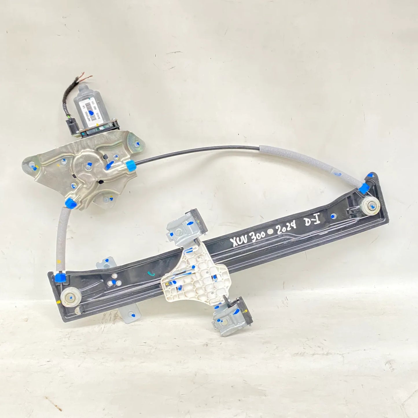 Cremallera alzavidrio DEL-IZQ Mahindra XUV300 2021 - 1.0 Bencina Mecánico