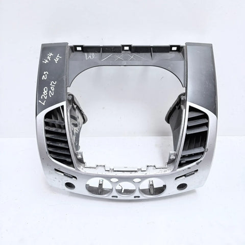 BISEL CON DIFUSOR DE AIRE Mitsubishi L200 2012 - 2.5 4x4 Diesel Mecánico