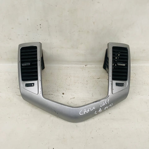 BISEL CON DIFUSOR DE AIRE Chevrolet Cruze 2011 - 1.8 4x2 Bencina Mecánico