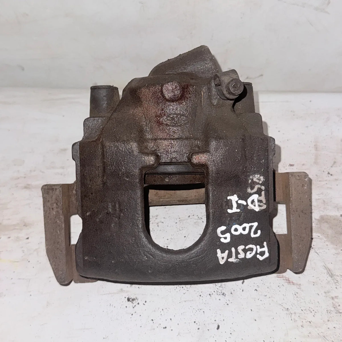 CALIPER DEL-IZQ Ford Fiesta 2005 - 1.6 4x2 Bencina Mecánico