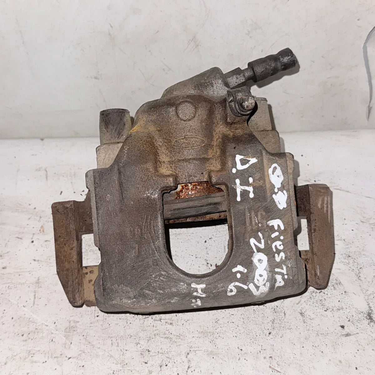 CALIPER DEL-IZQ Ford Fiesta 2003 - 1.6 4x2 Bencina Mecánico