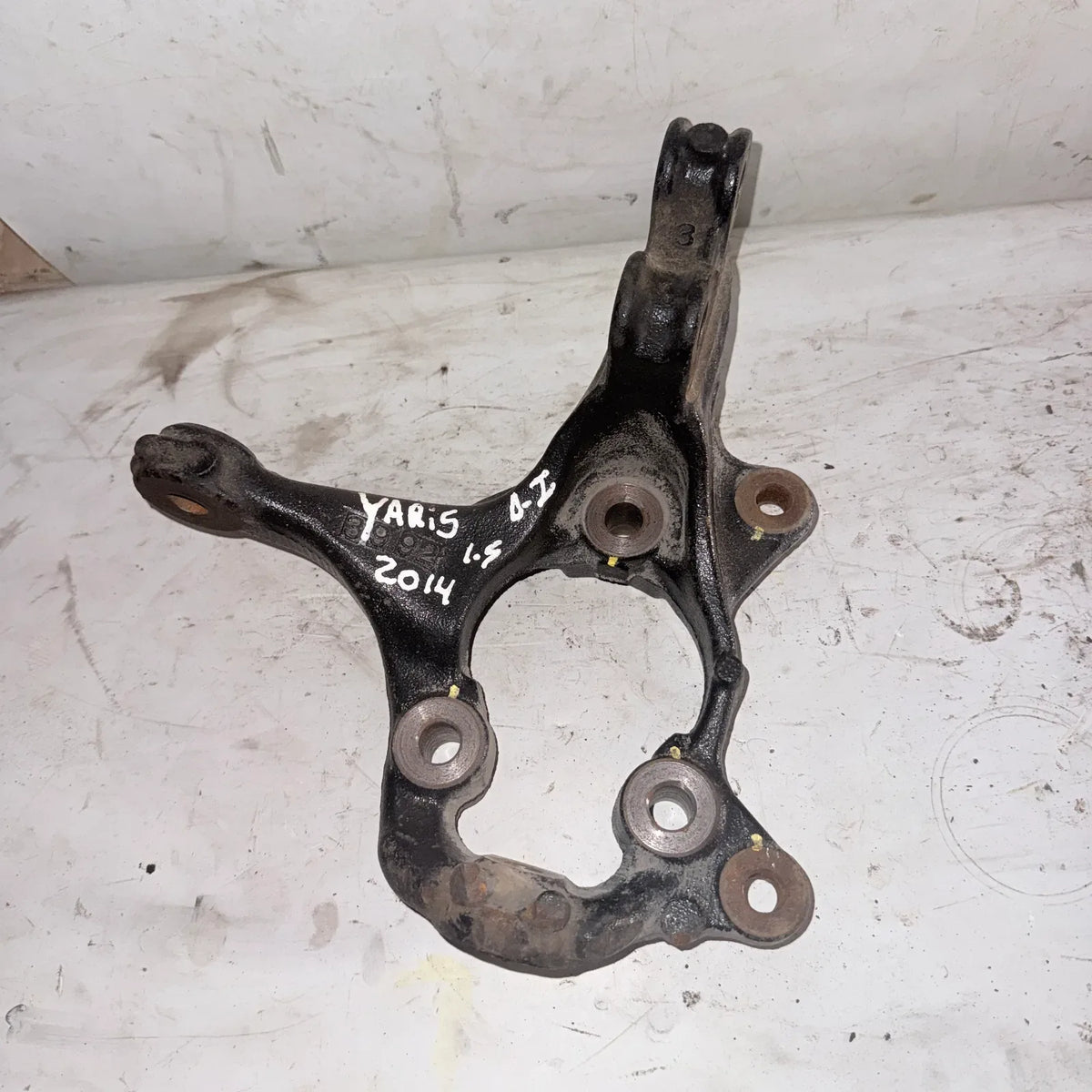 MUÑON DEL-IZQ Toyota Yaris 2014 - 1.5 4x2 Bencina Mecánico