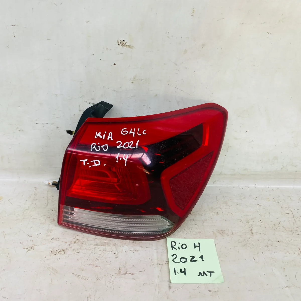 FOCO DERECHO Kia Rio 4 2021 - 1.4 4x2 Bencina Mecánico