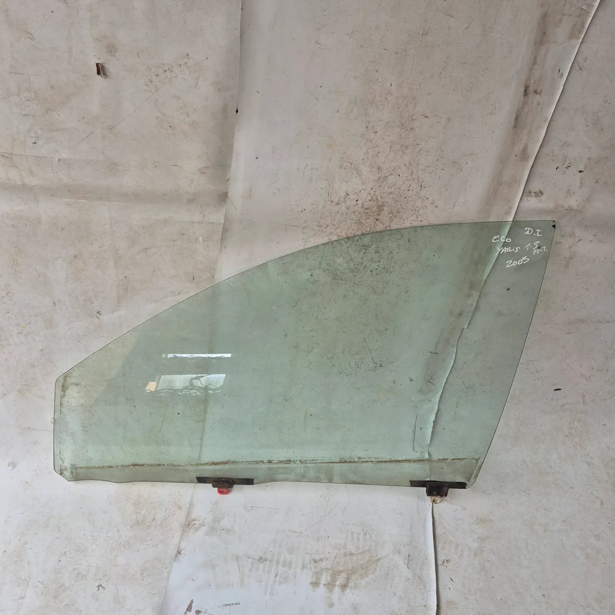 Vidrio puerta DEL-IZQ Toyota Yaris Ecco 2005 - 1.5 4x2 Bencina Mecánico