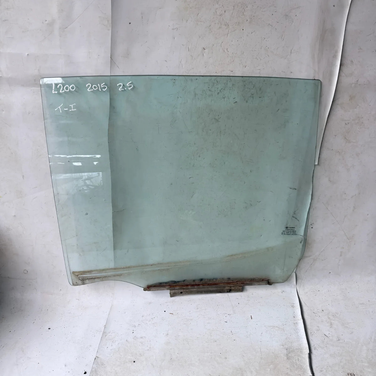 Vidrio puerta TRA-IZQ Mitsubishi L200 2015 - 2.5 4x2 Bencina Mecánico