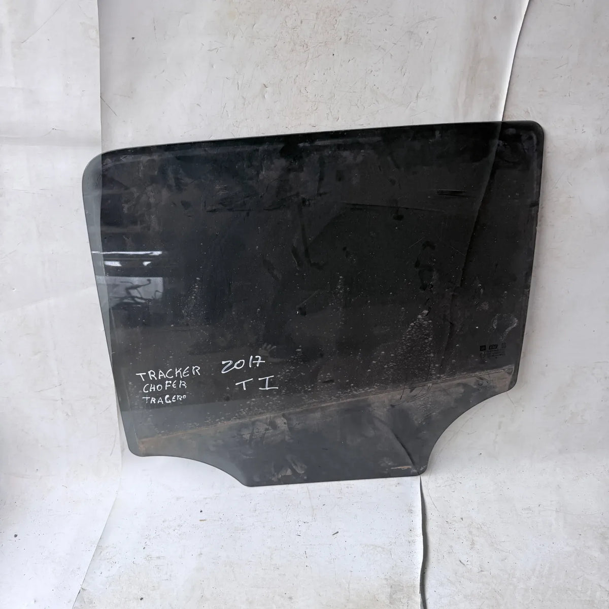 Vidrio puerta TRA-IZQ Chevrolet Tracker 2017 - 4x2 Bencina Mecánico